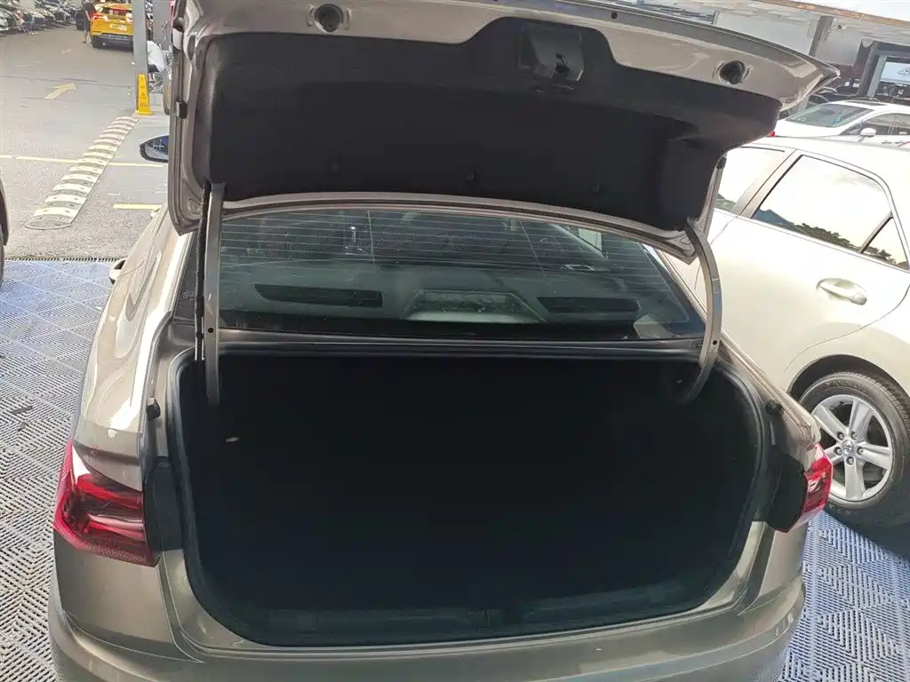 VOLKSWAGEN BORA