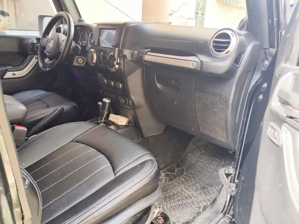 Photo 13 - Jeep Wrangler