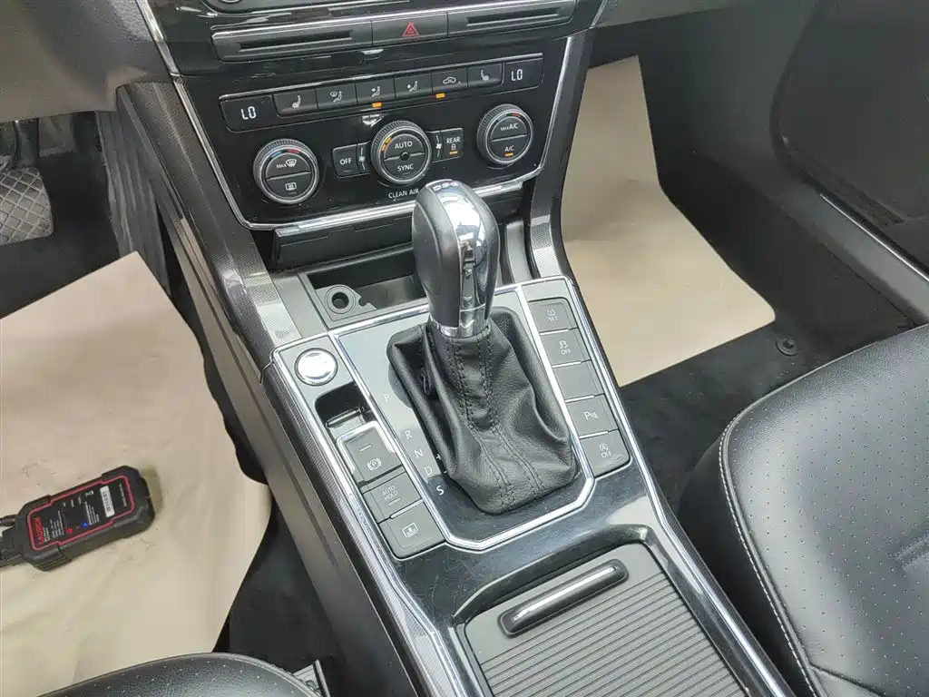 Volkswagen Passat 2016 330TSI DSG Executive Edition фото 10