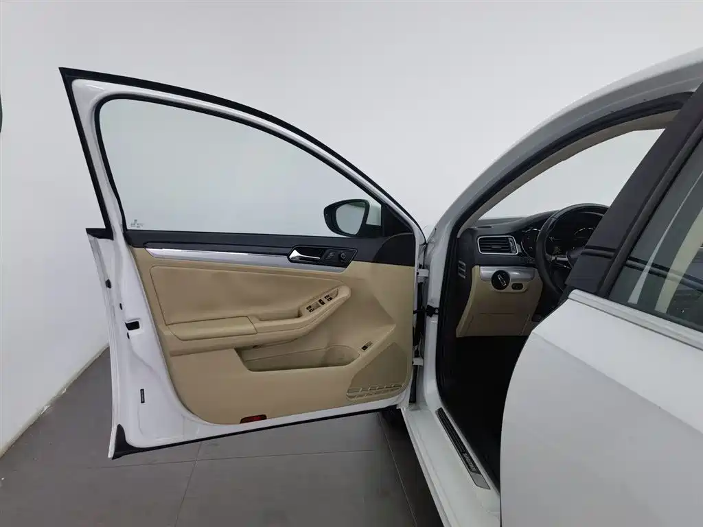 Volkswagen Sagitar 2015 1.6L Manual Comfort фото 8