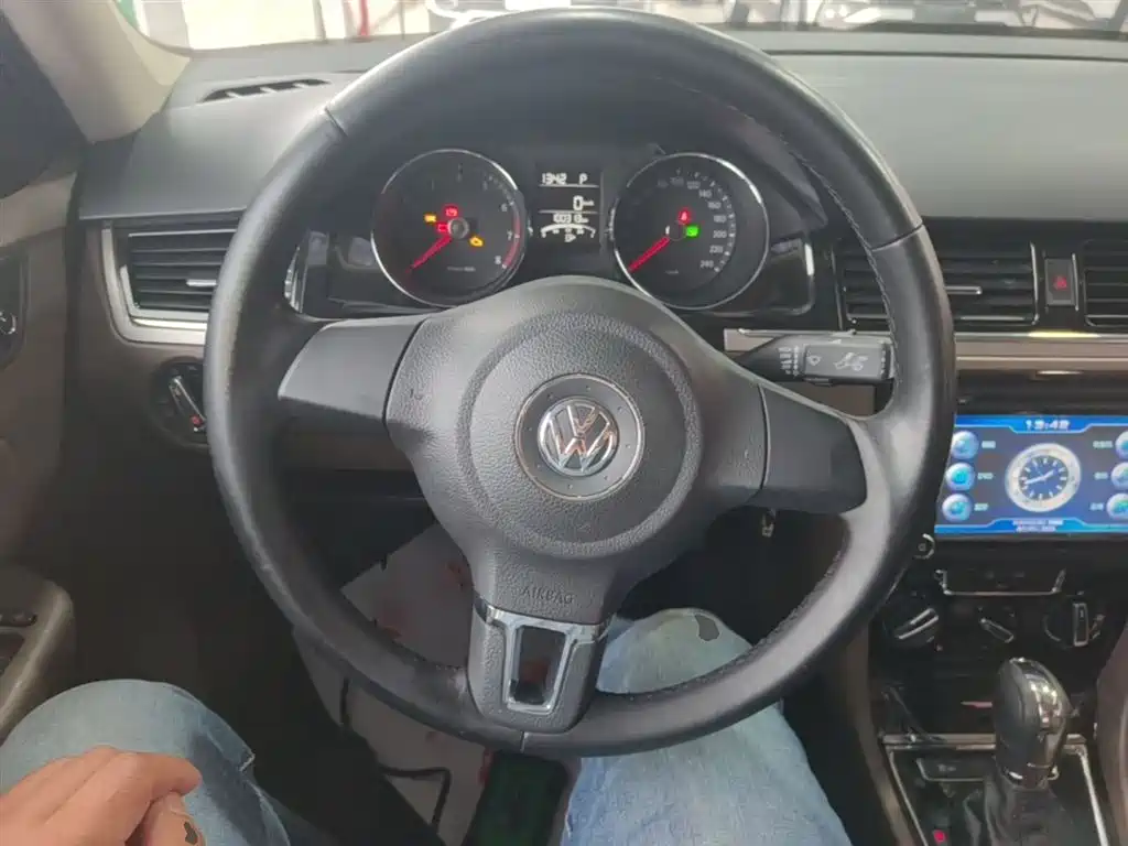Volkswagen Bora 2014 1.6L Automatic Comfort Edition фото 11