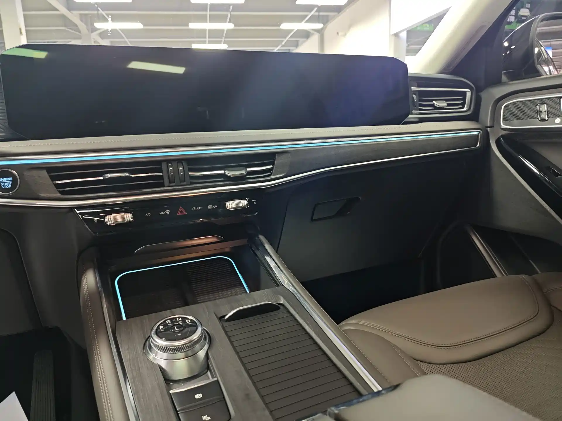 Фото 9 - Ford Explorer