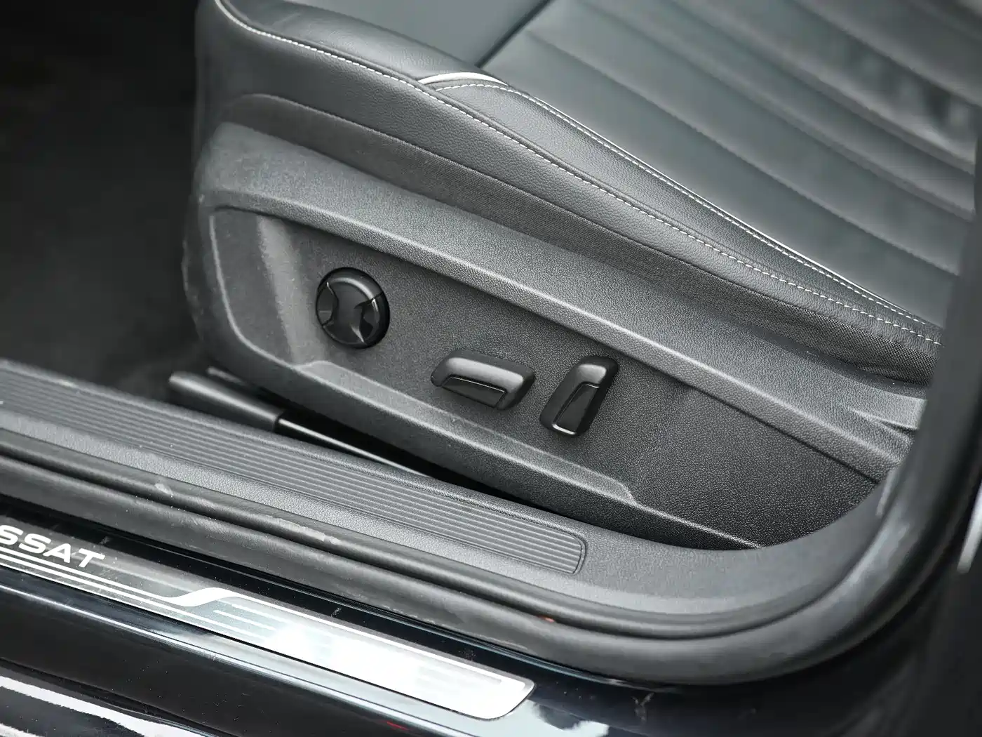 Volkswagen Passat 2023 330TSI Starlight Elite Edition фото 13
