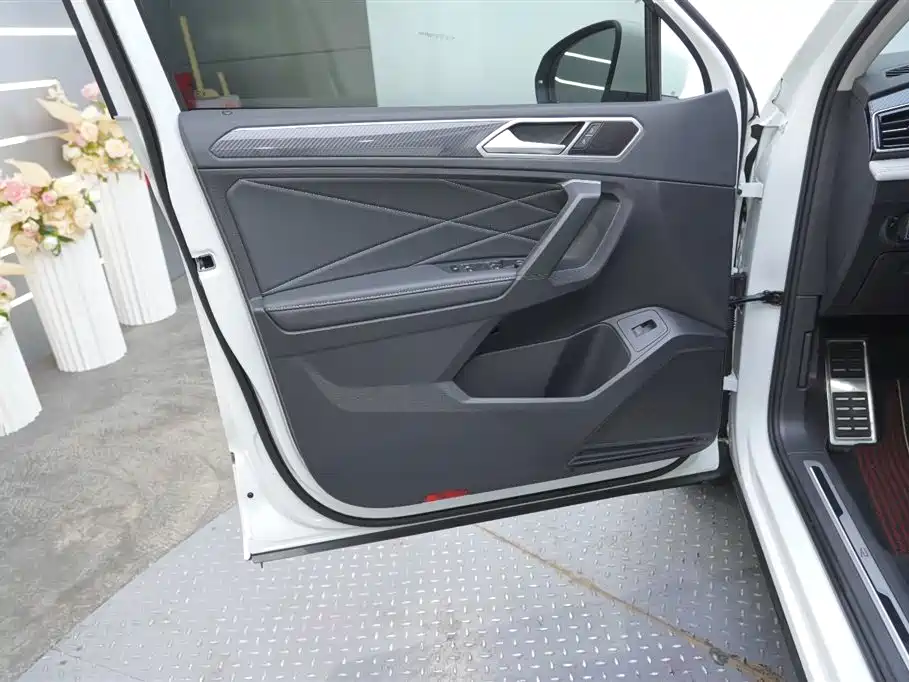 Volkswagen Tiguan L 2023 Facelift 330TSI Auto FWD R-Line Premium фото 18
