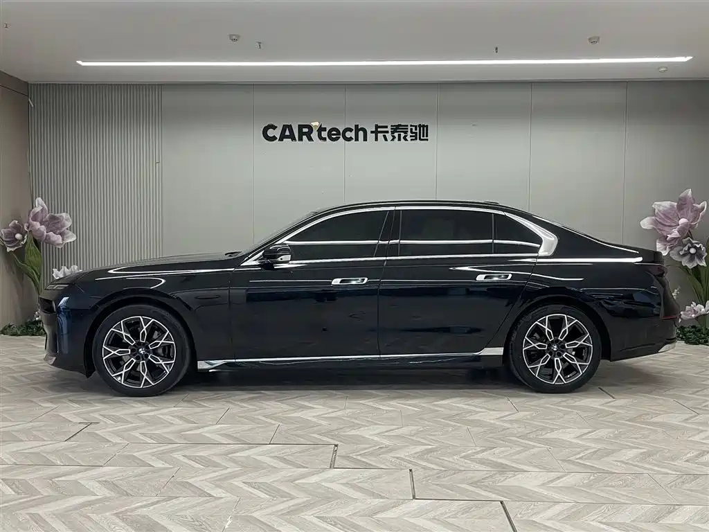 BMW 7 Series 2023 Model 735Li Luxury Package фото 8