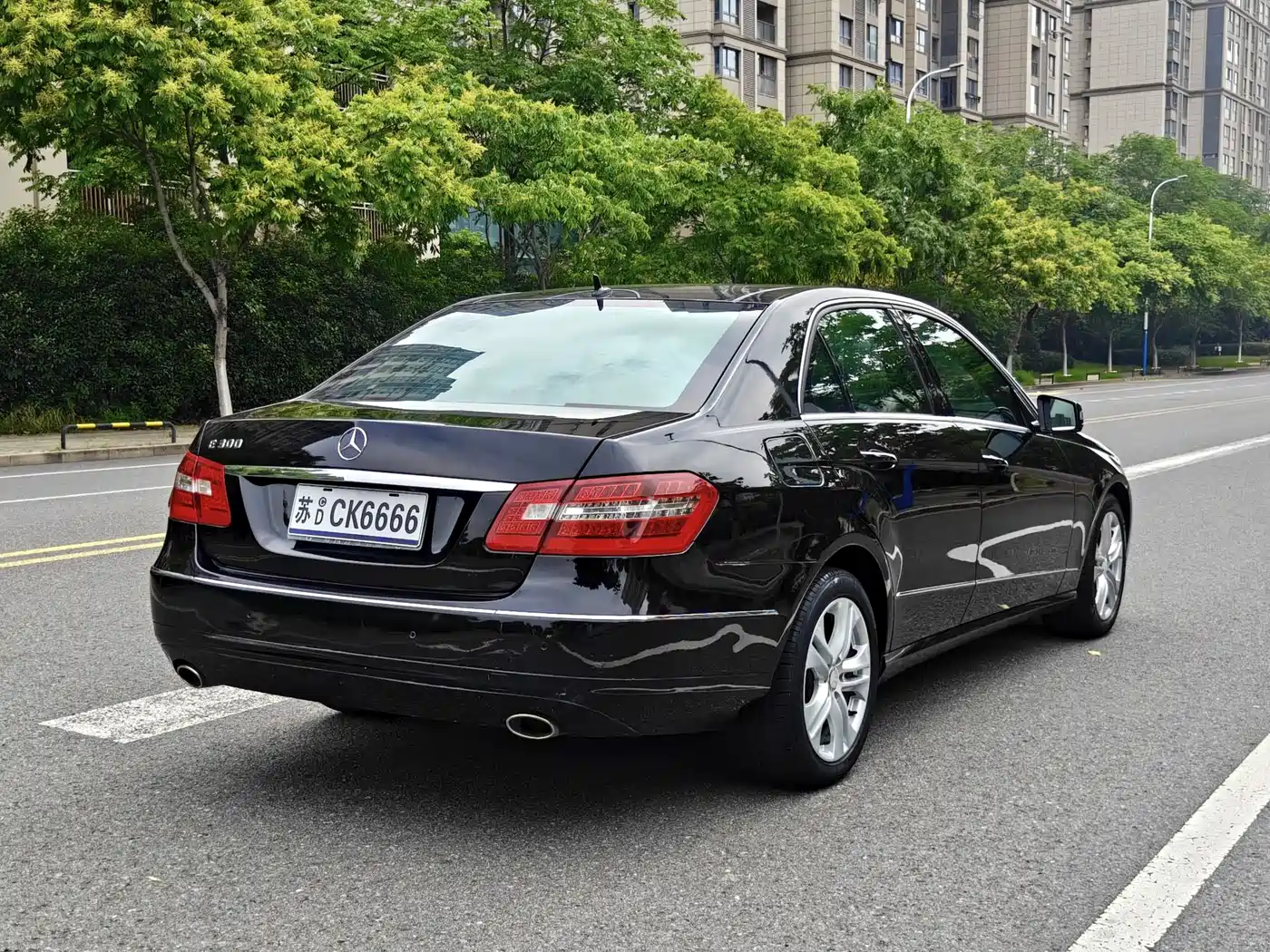 Mercedes-Benz E-Class (Import) 2010 Model E 300 Elegance Luxury Edition фото 4