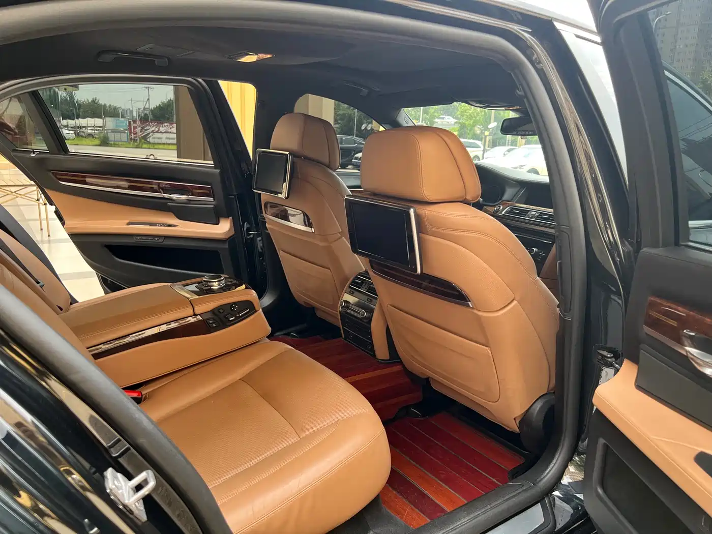 Фото 23 - BMW 7 Series