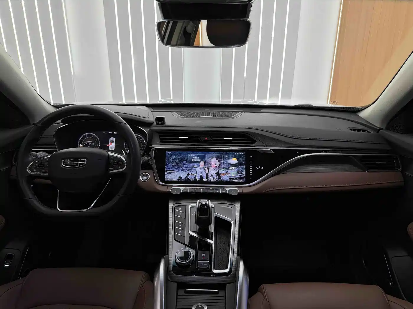 Photo 13 - Geely Atlas