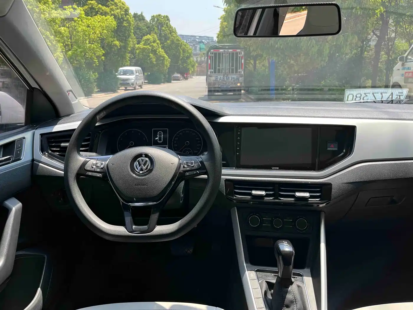 Volkswagen Polo 2019 Plus 1.5L Automatic Colorful Tech Edition фото 23