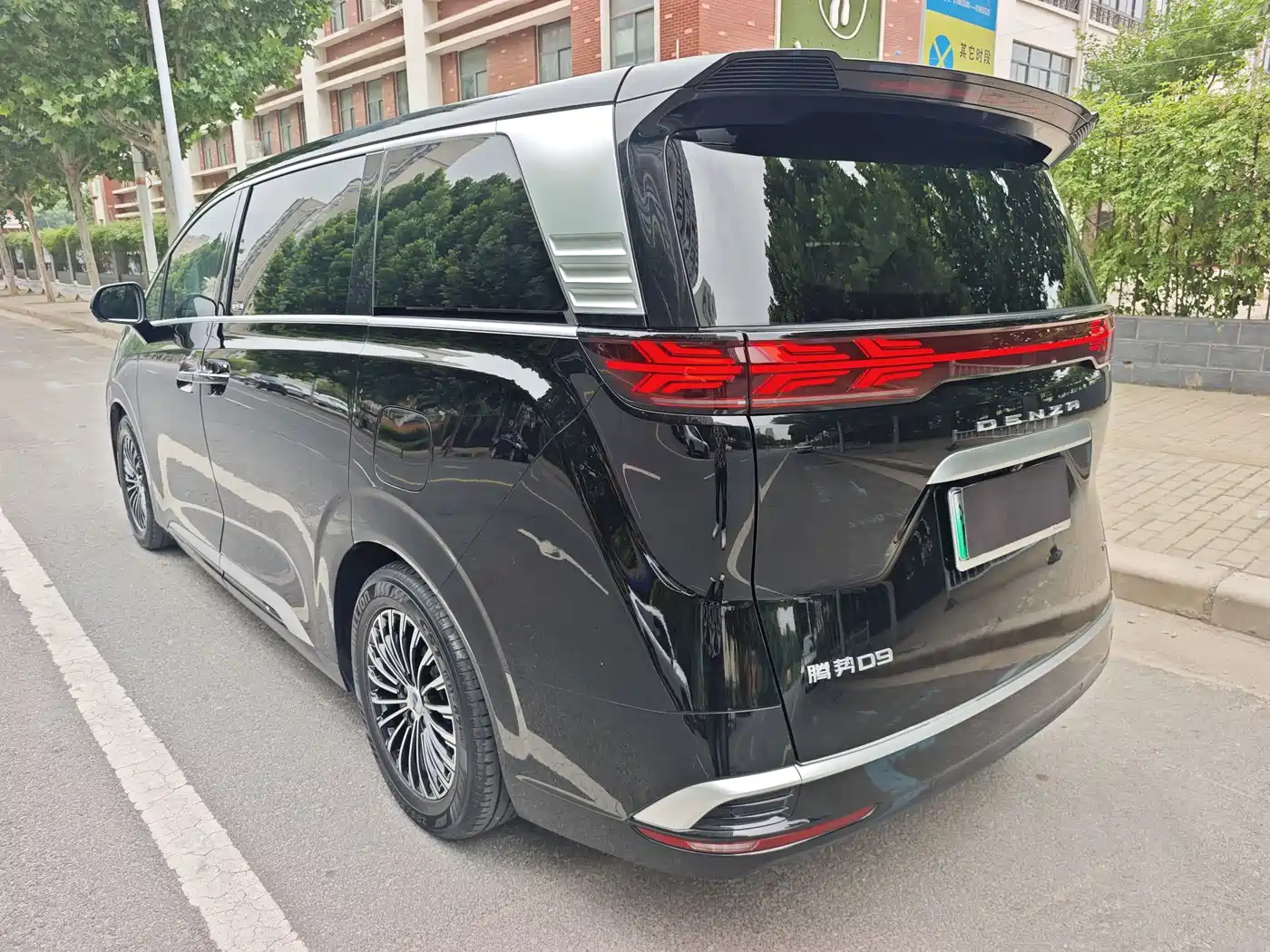Denza D9 2022 DM-i 1040 Premium фото 10
