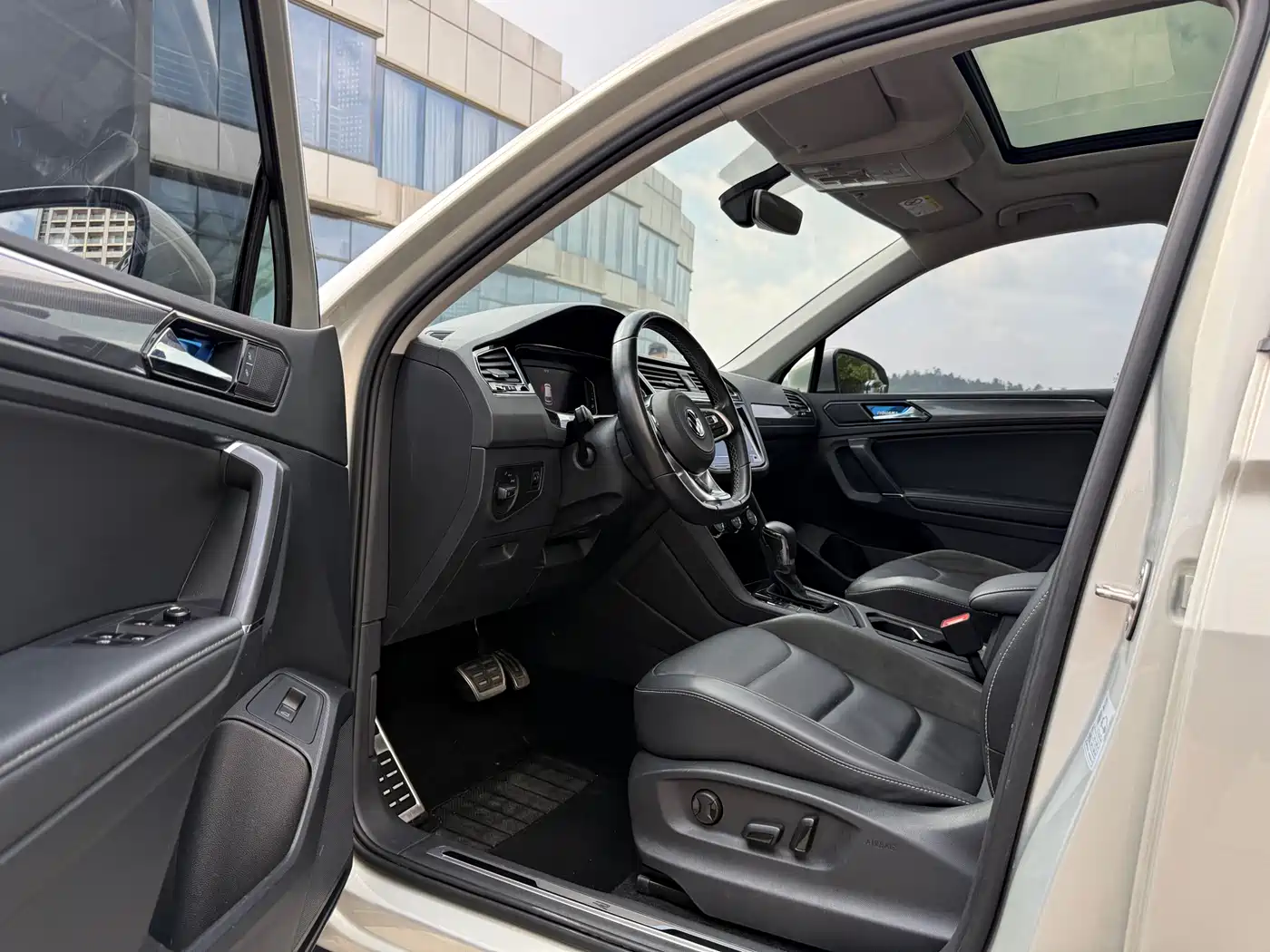 Volkswagen Tiguan L 2021 330TSI Automatic 2WD R-Line Premium фото 18