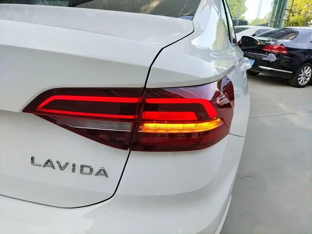 Volkswagen Lavida 2022 1.5L Auto Comfort Edition фото 8
