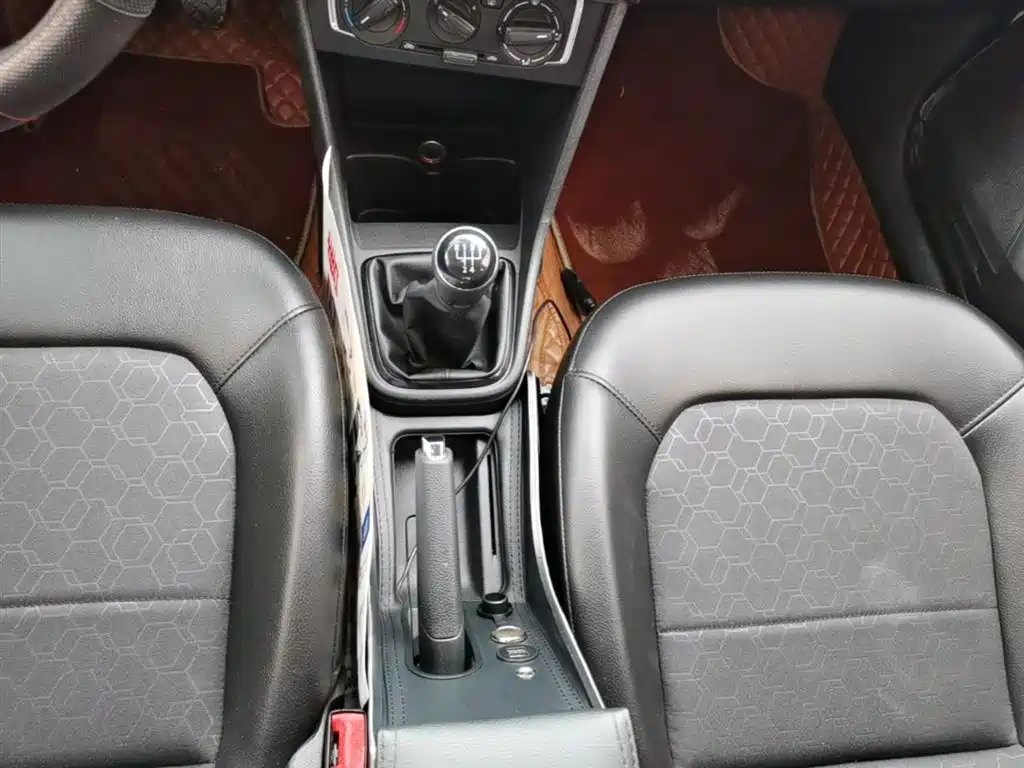 Volkswagen Santana 2015 1.6L Manual Comfort Edition фото 14