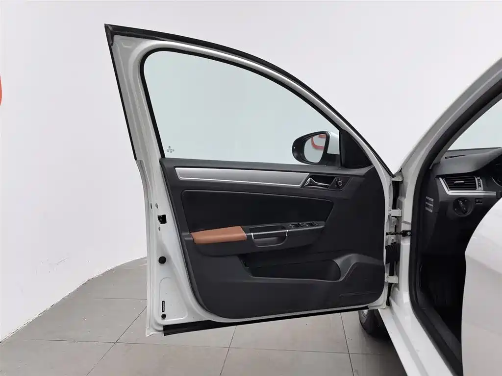 Volkswagen Bora 2014 1.6L Automatic Fashion Edition фото 8