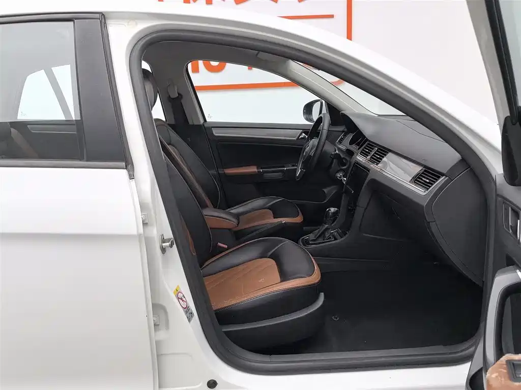 Volkswagen Bora 2014 1.6L Automatic Fashion Edition фото 23