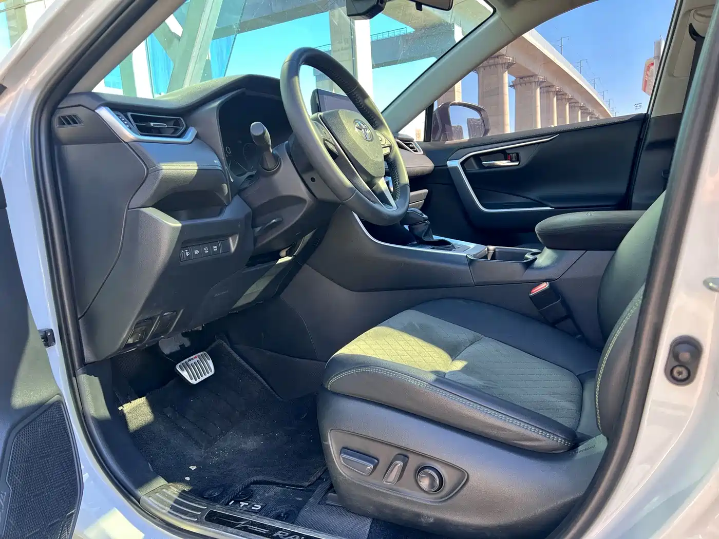 Photo 7 - Toyota RAV4
