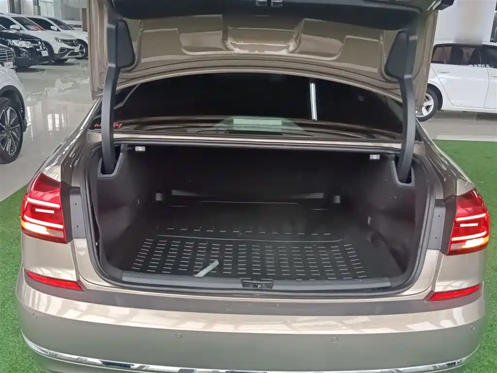 Volkswagen Passat 2016 330TSI DSG Honor Edition фото 19