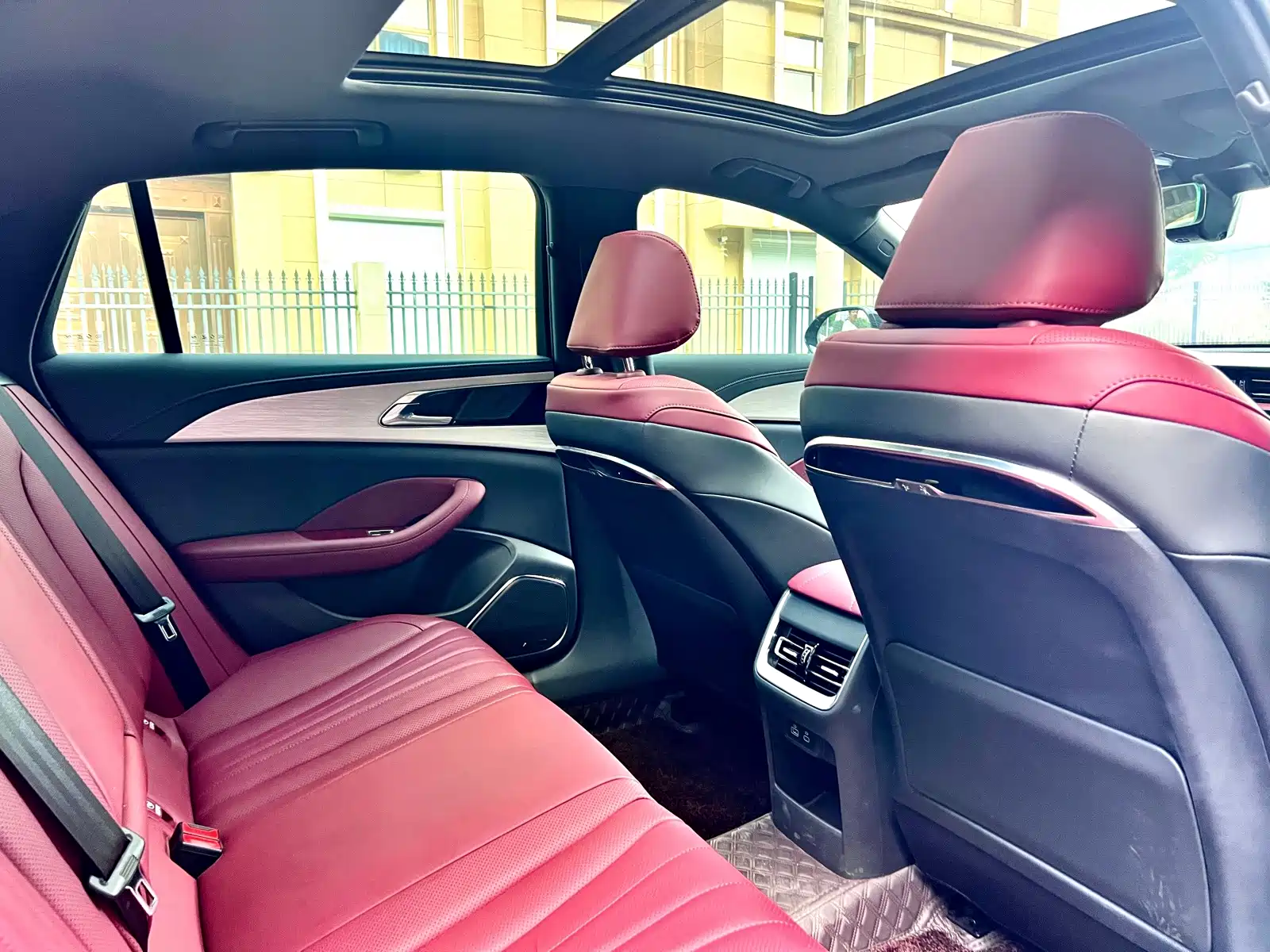 Фото 8 - Hongqi H5