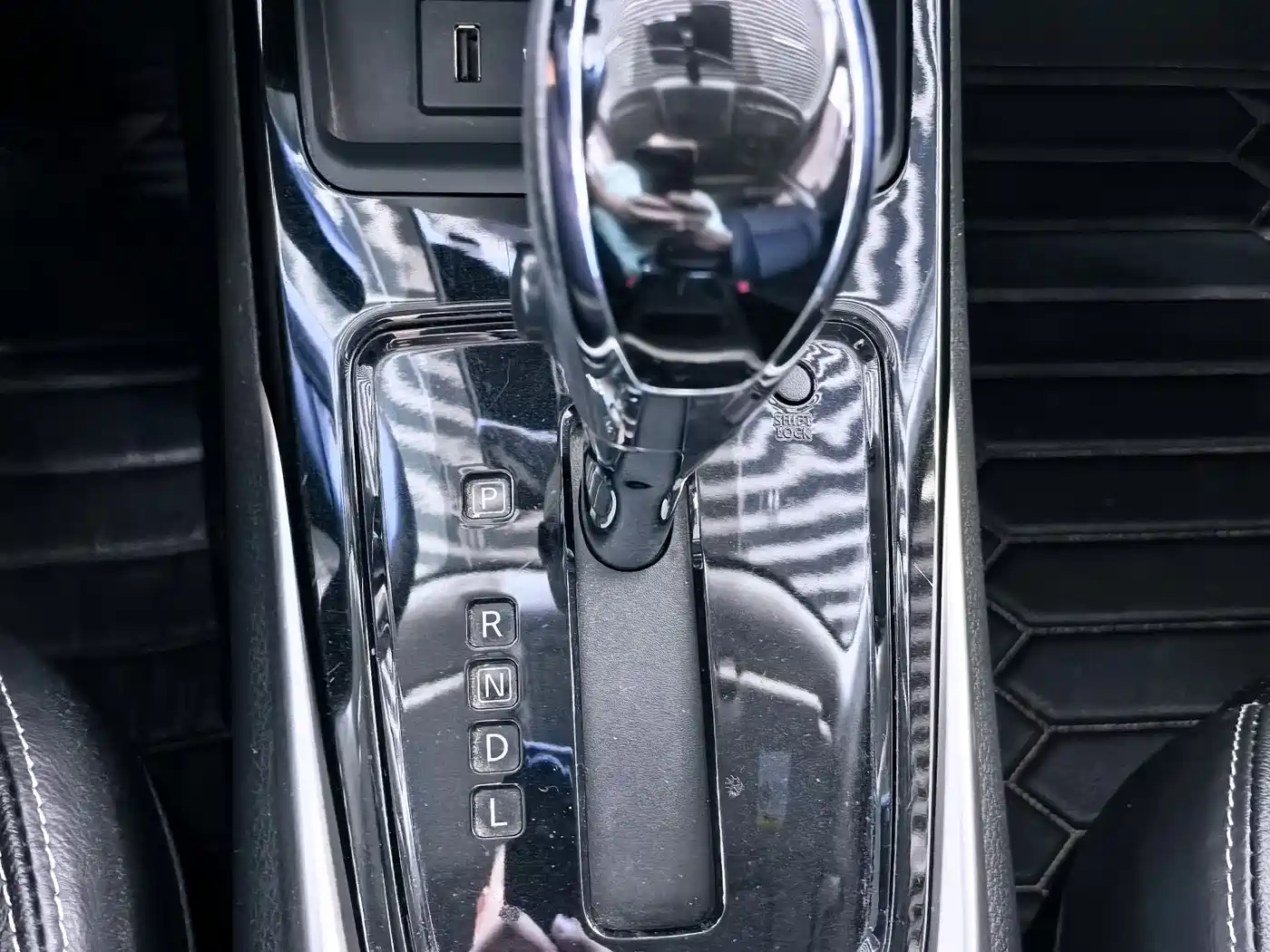 صورة 19 - Nissan Tiida
