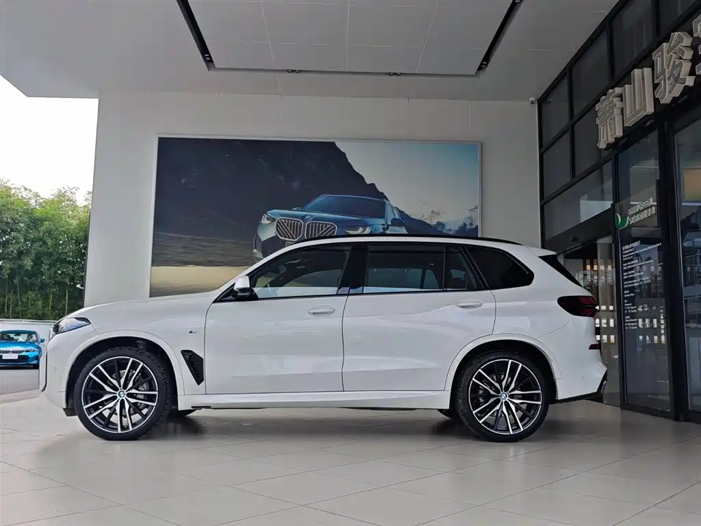 BMW X5 2025 Model xDrive 30Li Exclusive M Sport Blackout Package фото 3