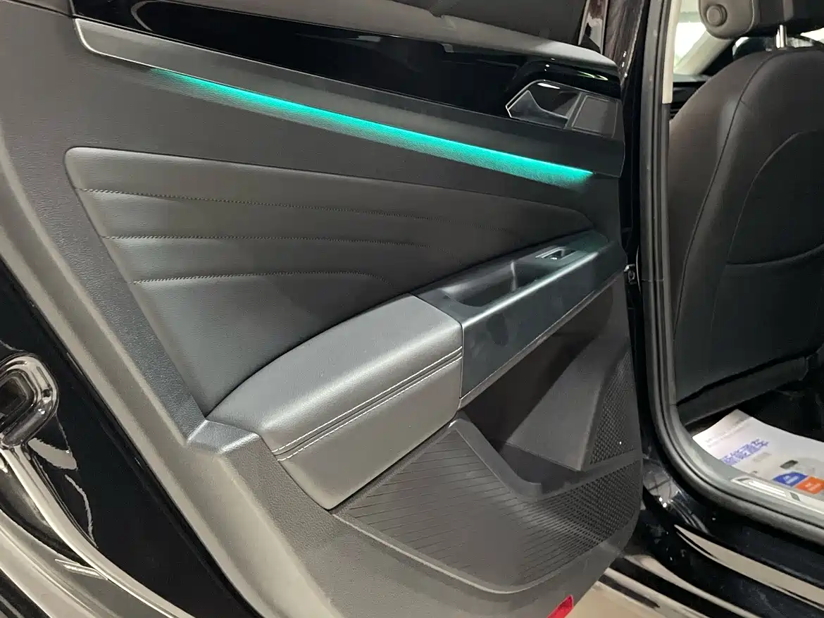 Volkswagen Passat 2023 Facelift 330TSI Luxury Edition фото 17