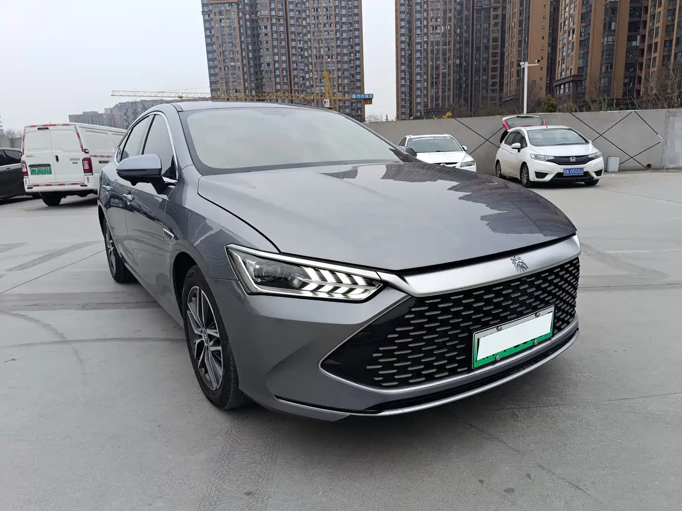 BYD Qin PLUS 2024 Glory Edition DM-i 55KM Leading фото 3