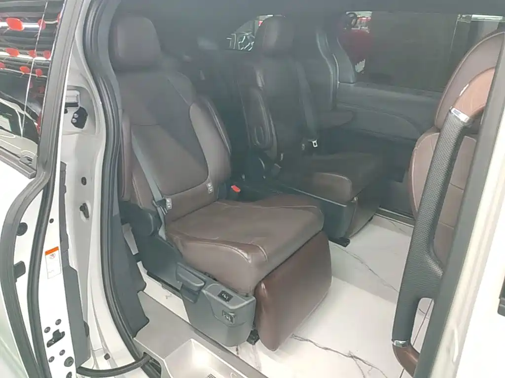 Фото 17 - Toyota Granvia
