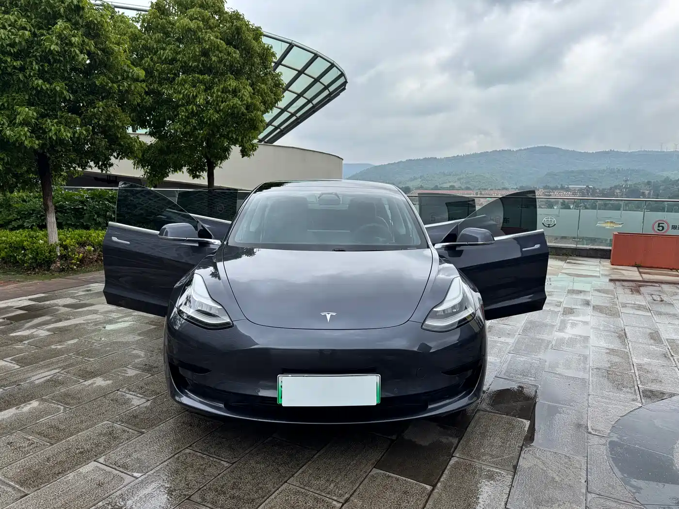 TESLA MODEL 3