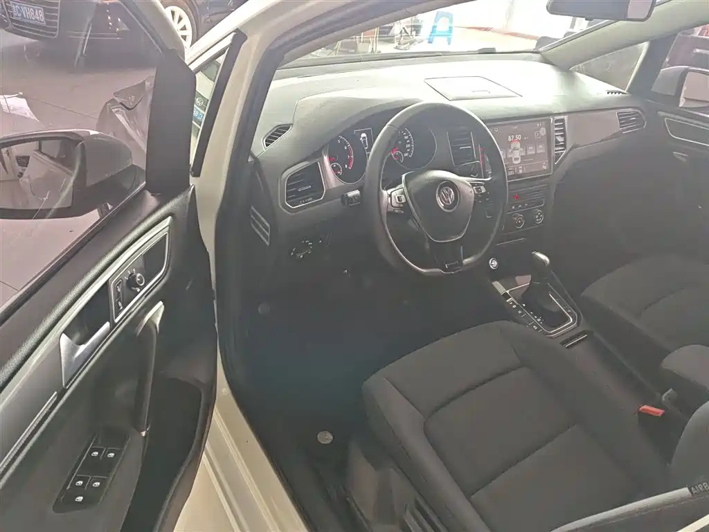 Volkswagen Golf Sportsvan 2016 230TSI Automatic Progressive фото 9