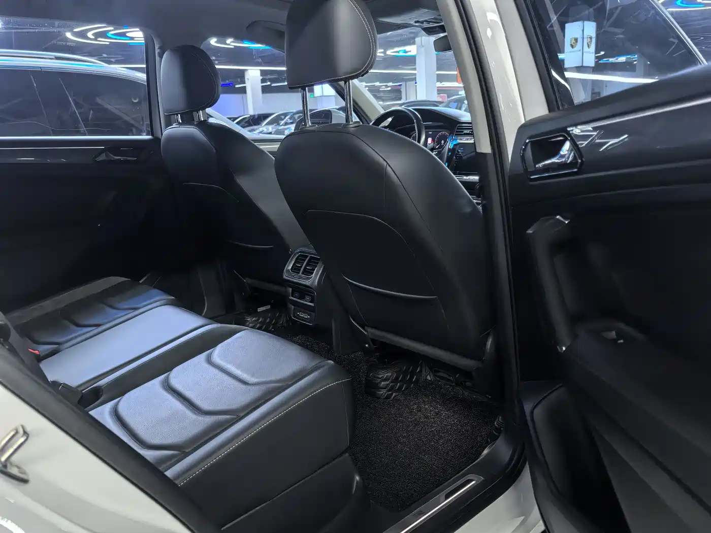 Volkswagen Tiguan L 2021 330TSI Automatic 2WD R-Line Premium фото 13