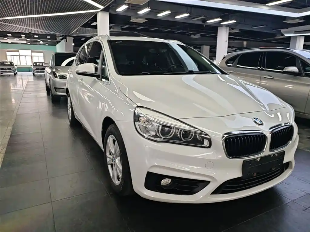BMW 2 Series Touring 2016 218i Leading фото 4
