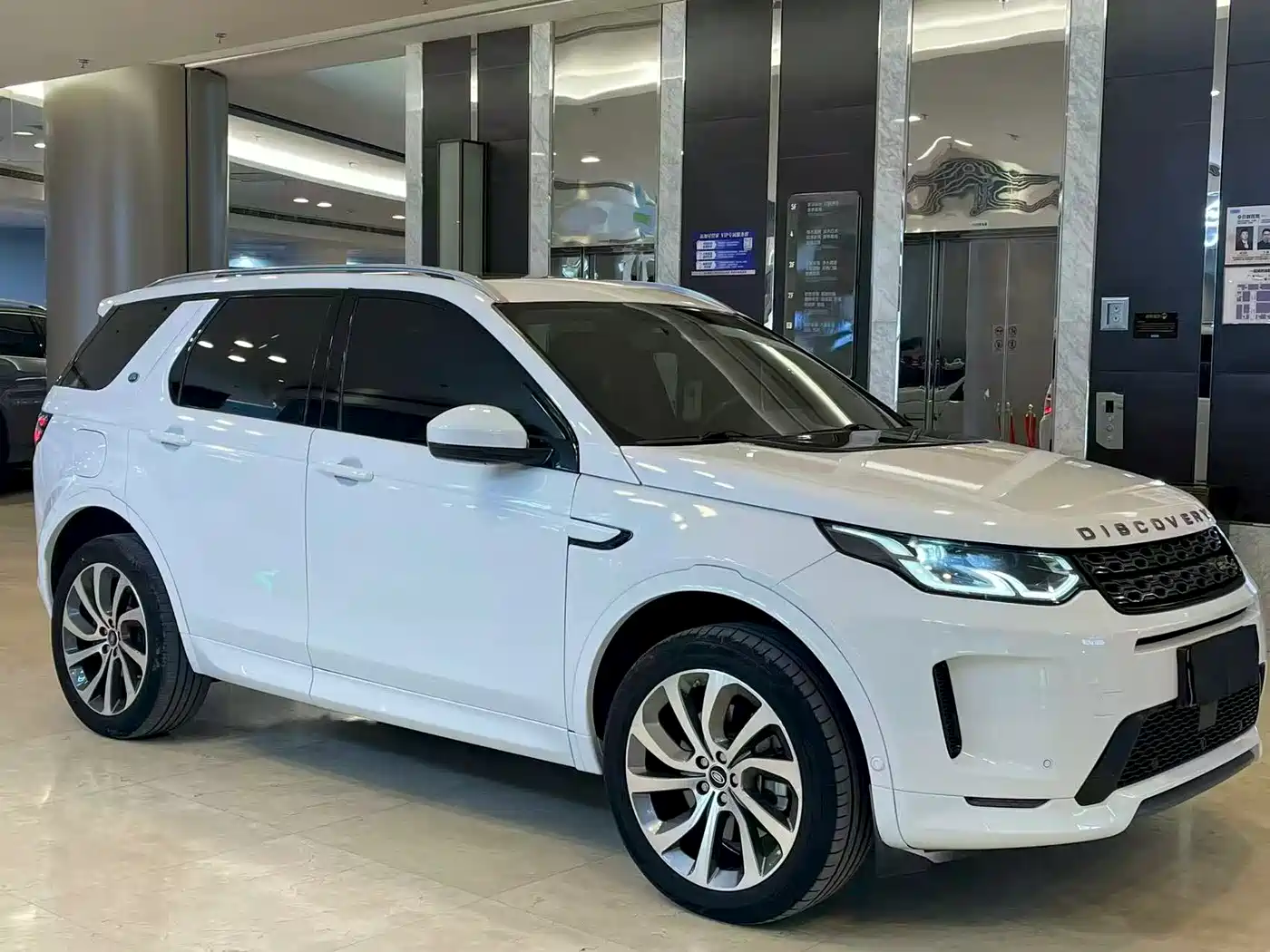 Land Rover Discovery Sport 2020 249PS R-Dynamic Performance Tech 7-seater фото 3