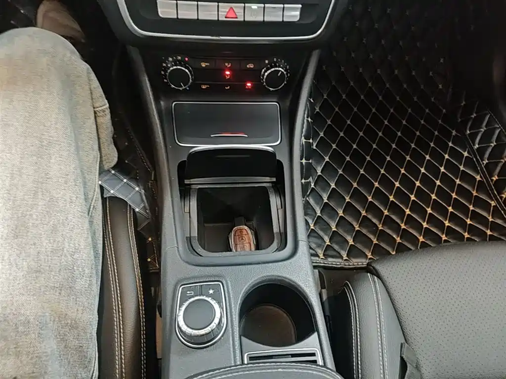 Mercedes-Benz GLA 2017 GLA 200 Dynamic фото 14