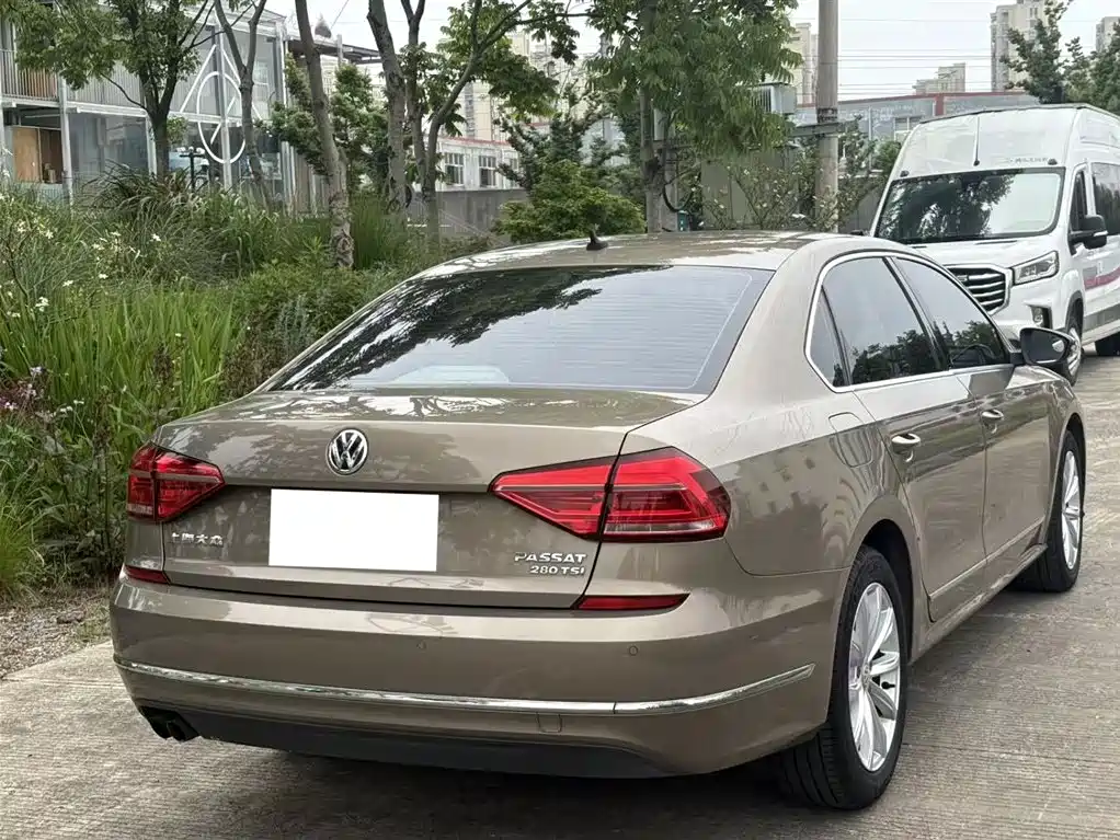 Volkswagen Passat 2016 280TSI DSG Honor Edition фото 11