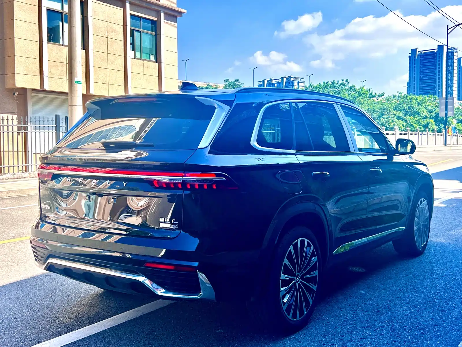 Фото 5 - Geely Monjaro