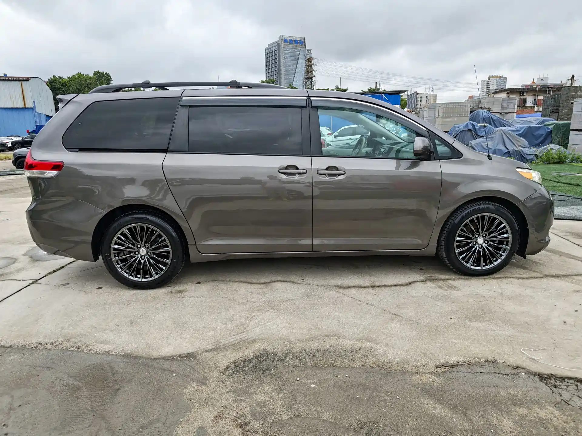 Photo 8 - Toyota Sienna