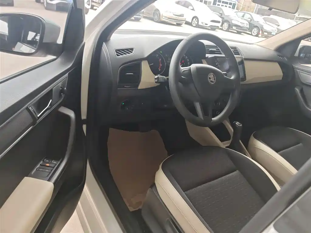 Škoda Fabia 2015 1.6L Automatic Innovation Edition фото 12