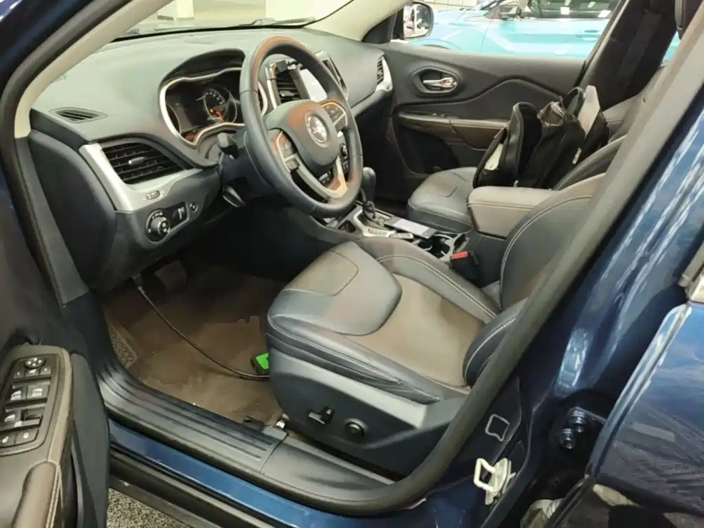 Photo 15 - Jeep Cherokee