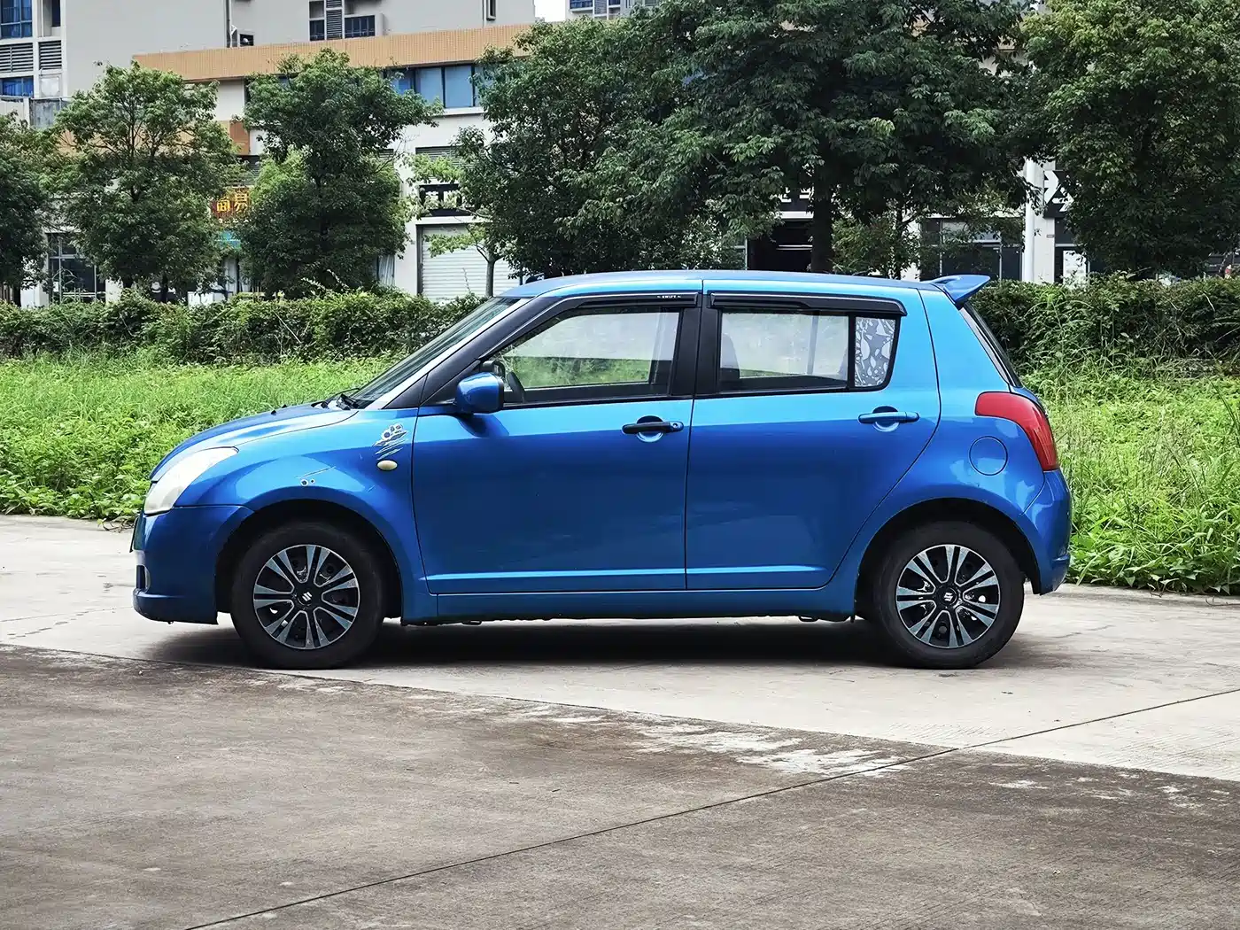 Photo 5 - Suzuki Swift