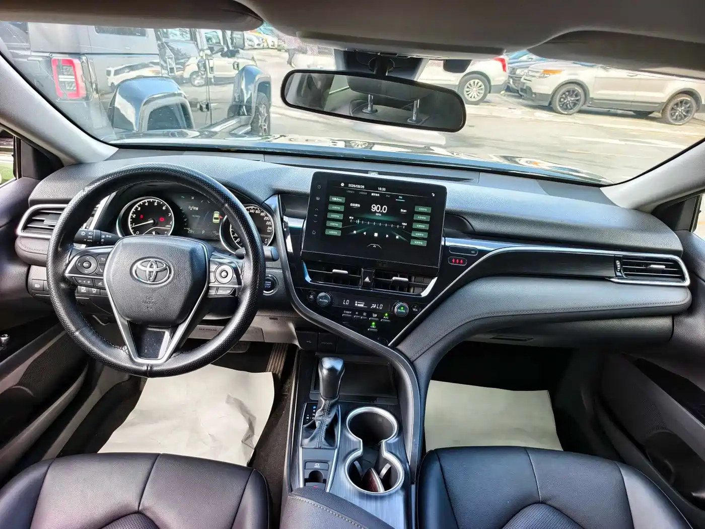 Фото 12 - Toyota Camry