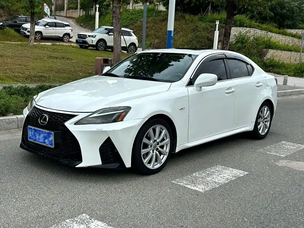 صورة 1 - Lexus IS