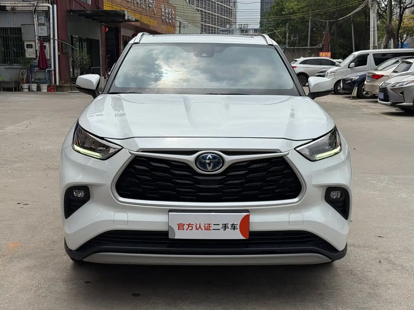 Toyota Highlander 2023 2.5L Smart Hybrid Dual Engine AWD Luxury 7-Seater фото 2