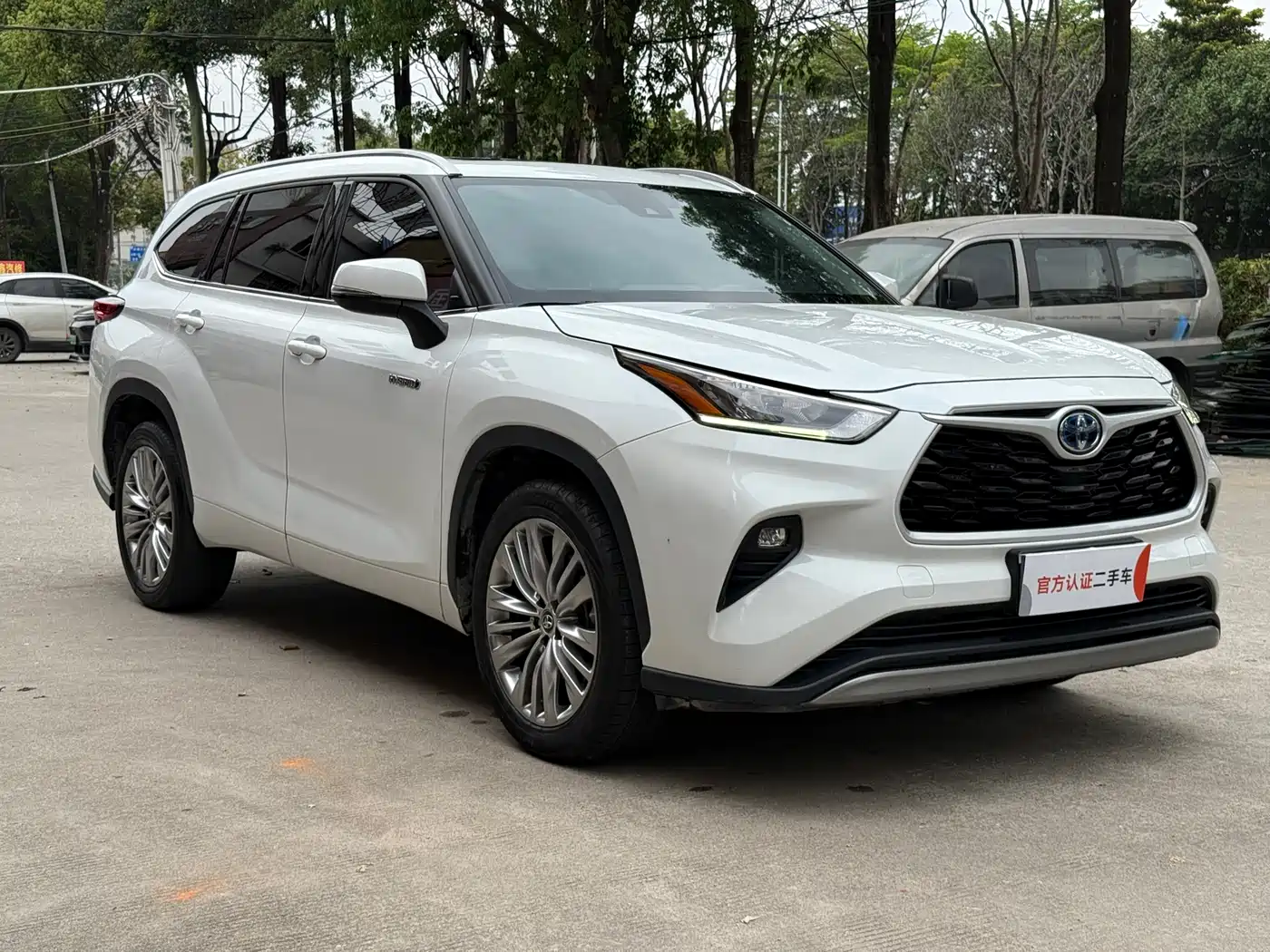 Toyota Highlander 2023 2.5L Smart Hybrid Dual Engine AWD Luxury 7-Seater фото 3