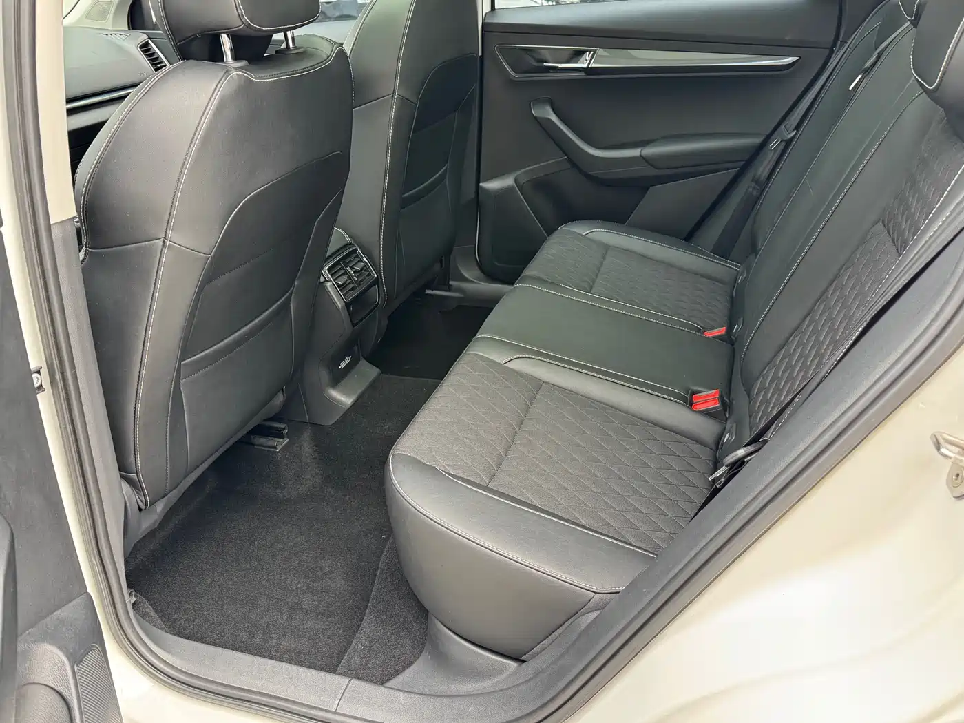 Škoda Karoq 2019 TSI280 Smart Drive Luxury Edition China V фото 15