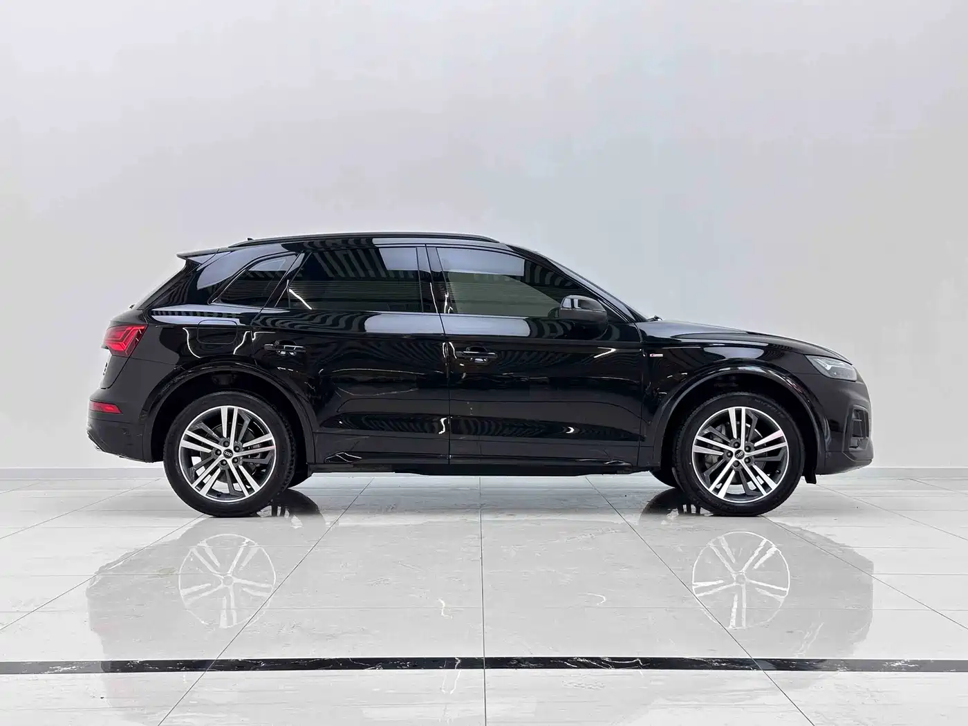 Audi Q5L 2023 40T Luxury Dynamic фото 4