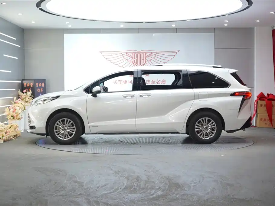 Toyota Sienna 2021 2.5L Hybrid Premium Edition фото 4