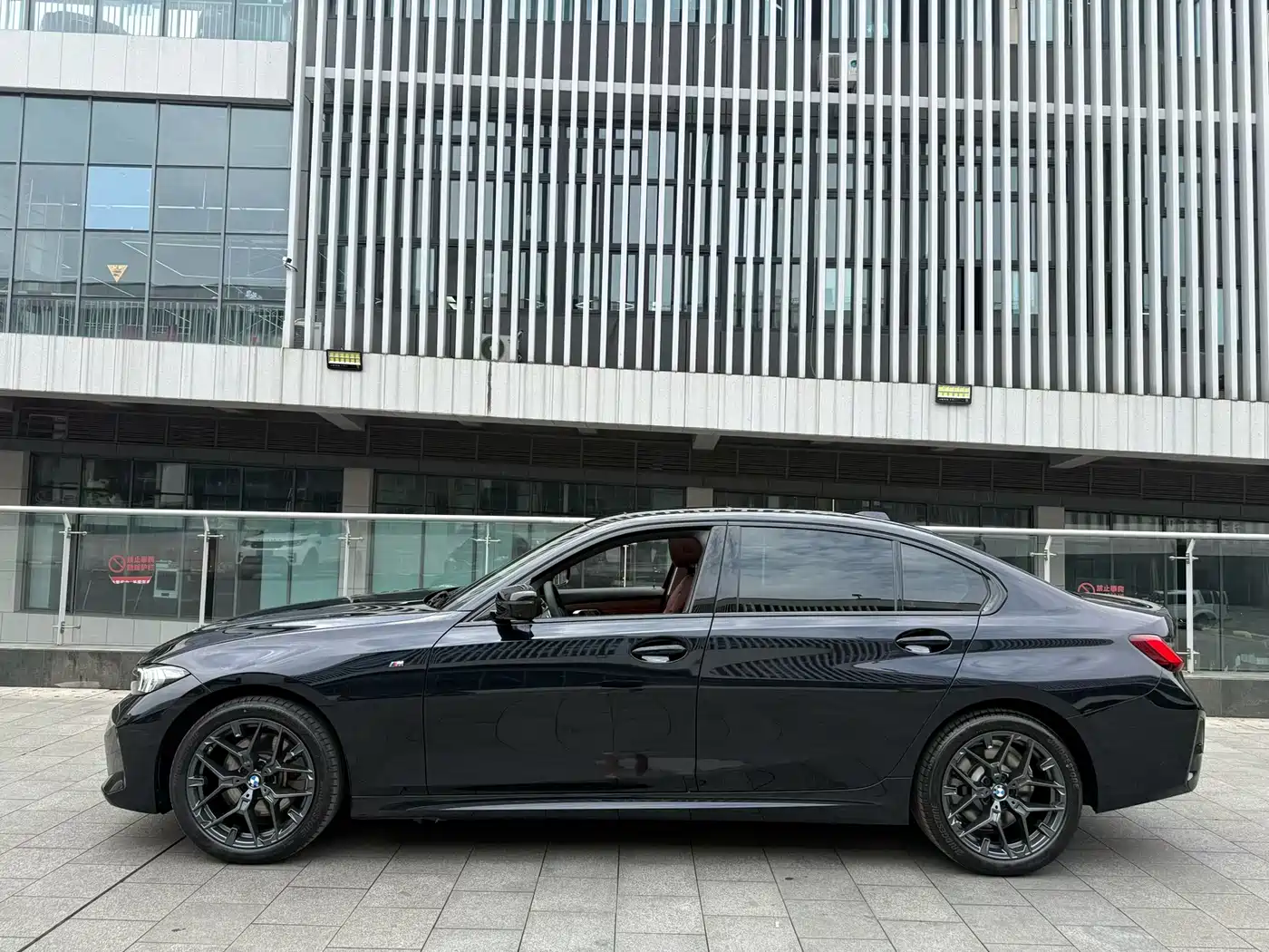 BMW 3 Series 2025 330Li M Sport Night Edition фото 2