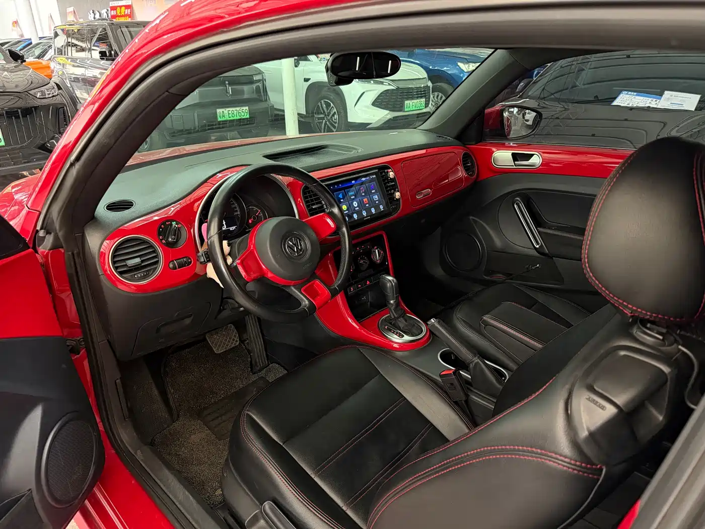 Volkswagen Beetle 2018 180TSI Trend Joy Edition фото 6