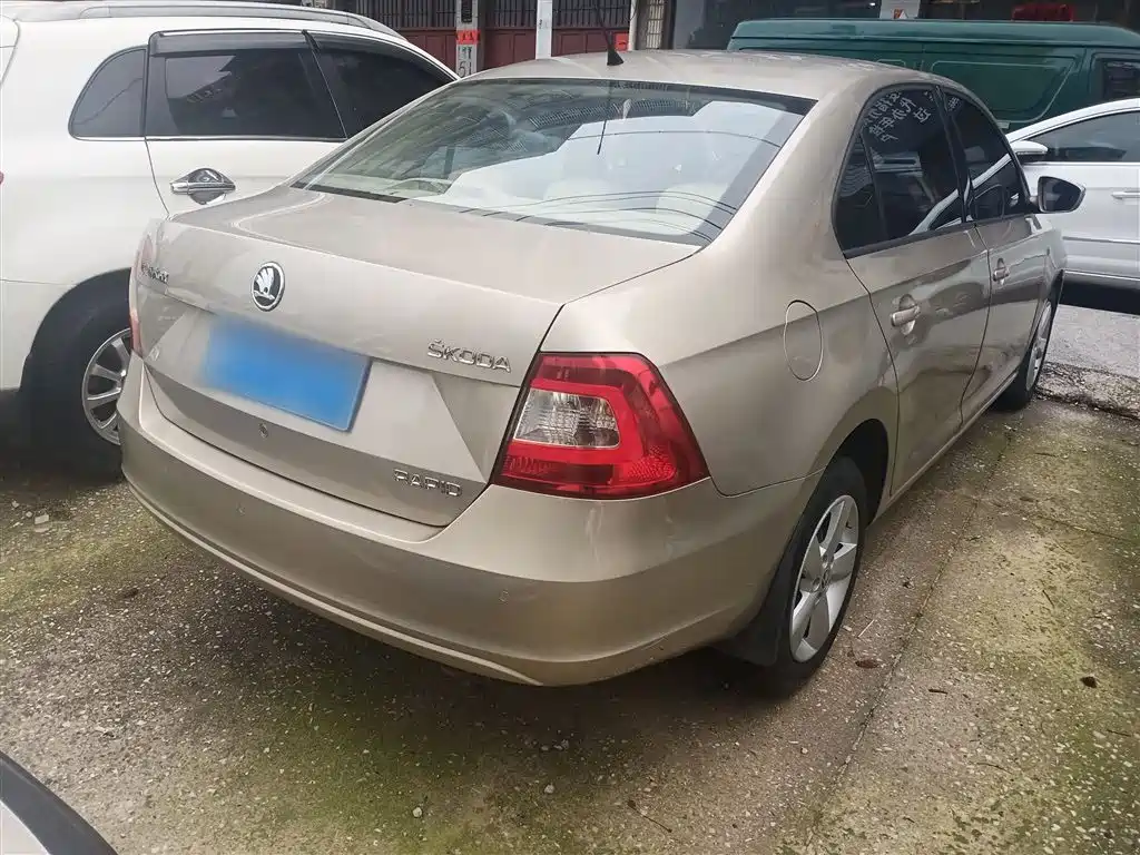 Škoda Rapid 2015 1.6L Automatic Smart Selection фото 7