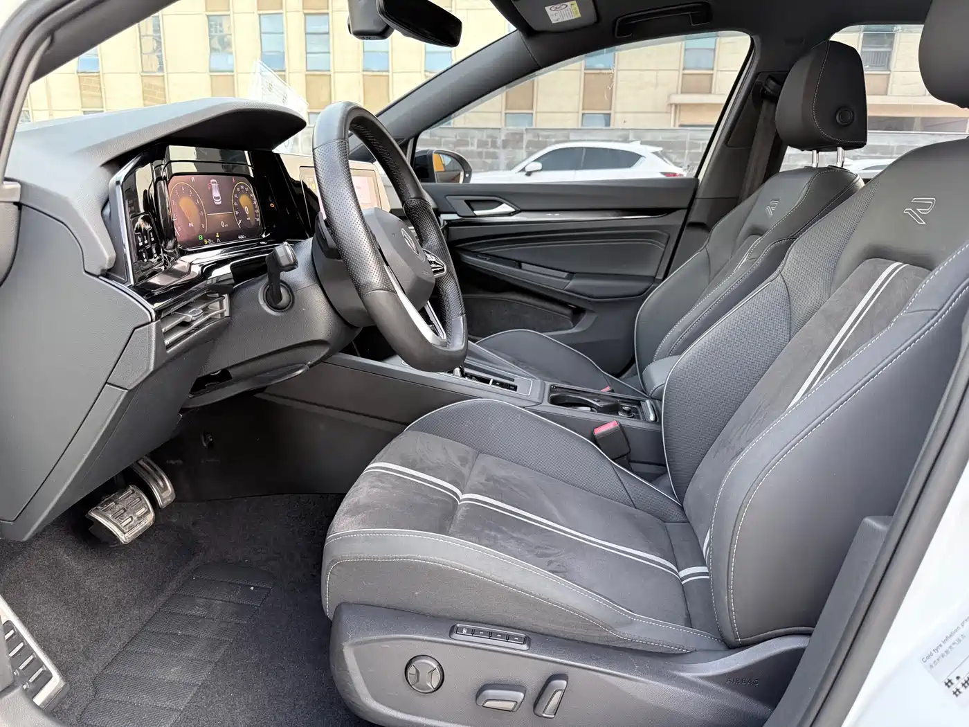 Volkswagen Golf 2023 Model 280TSI DSG R-Line фото 7